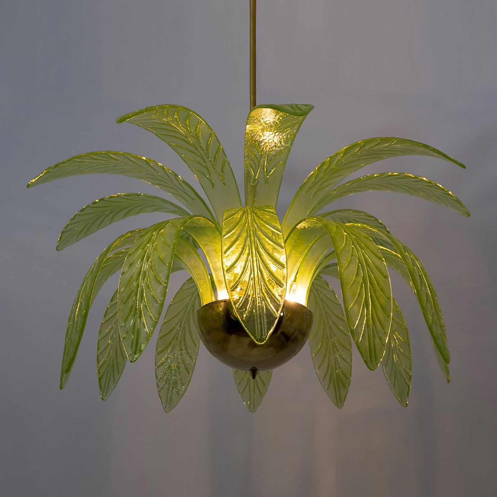 Paar Mid-Century Modern palmbladeren kroonluchters van Murano-glas en messing photo vintage