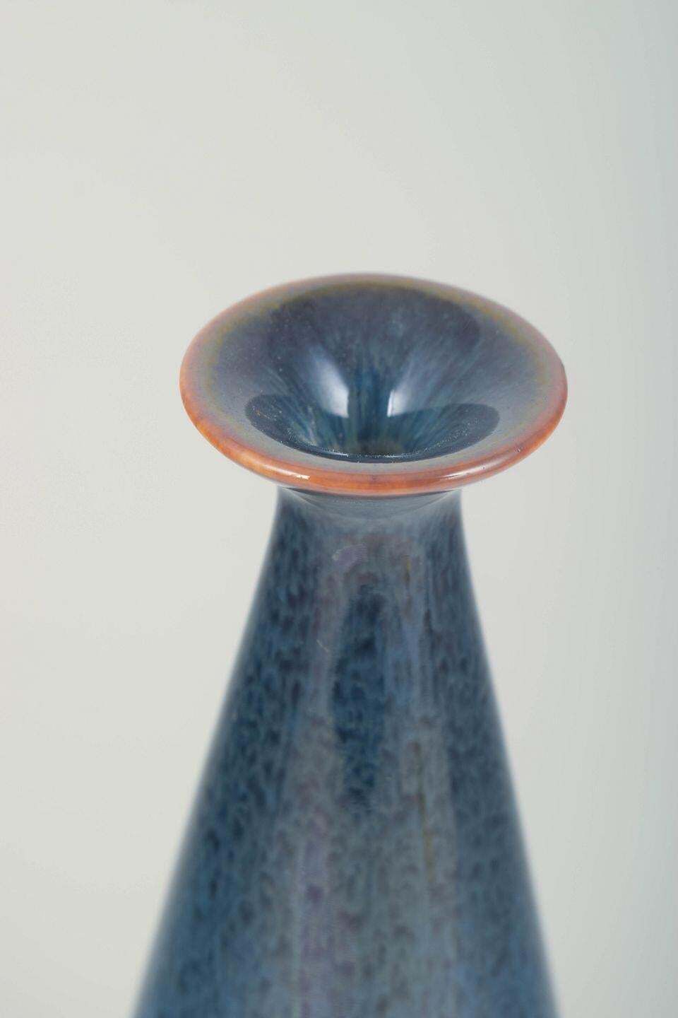 Carl Harry Stålhane voor Rörstrand. Druppelvormige vaas met blauwe glazuur. Midden 20e eeuw. photo for sale