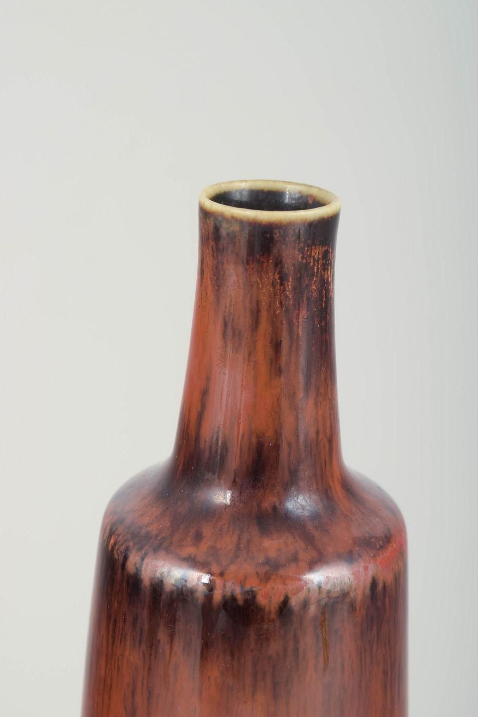 Carl Harry Stålhane voor Rörstrand. Cilindrische vaas met roodbruine glazuur. photo furniture