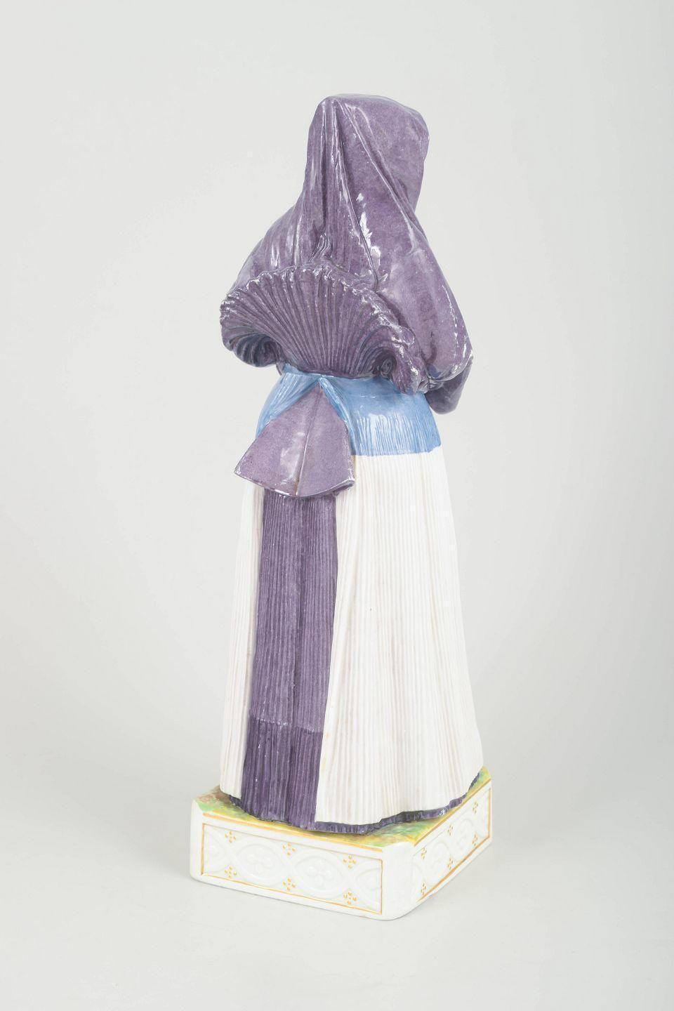 Royal Copenhagen. Figurine en porcelaine représentant une femme en costume folklorique traditionnel. photo 2961.0