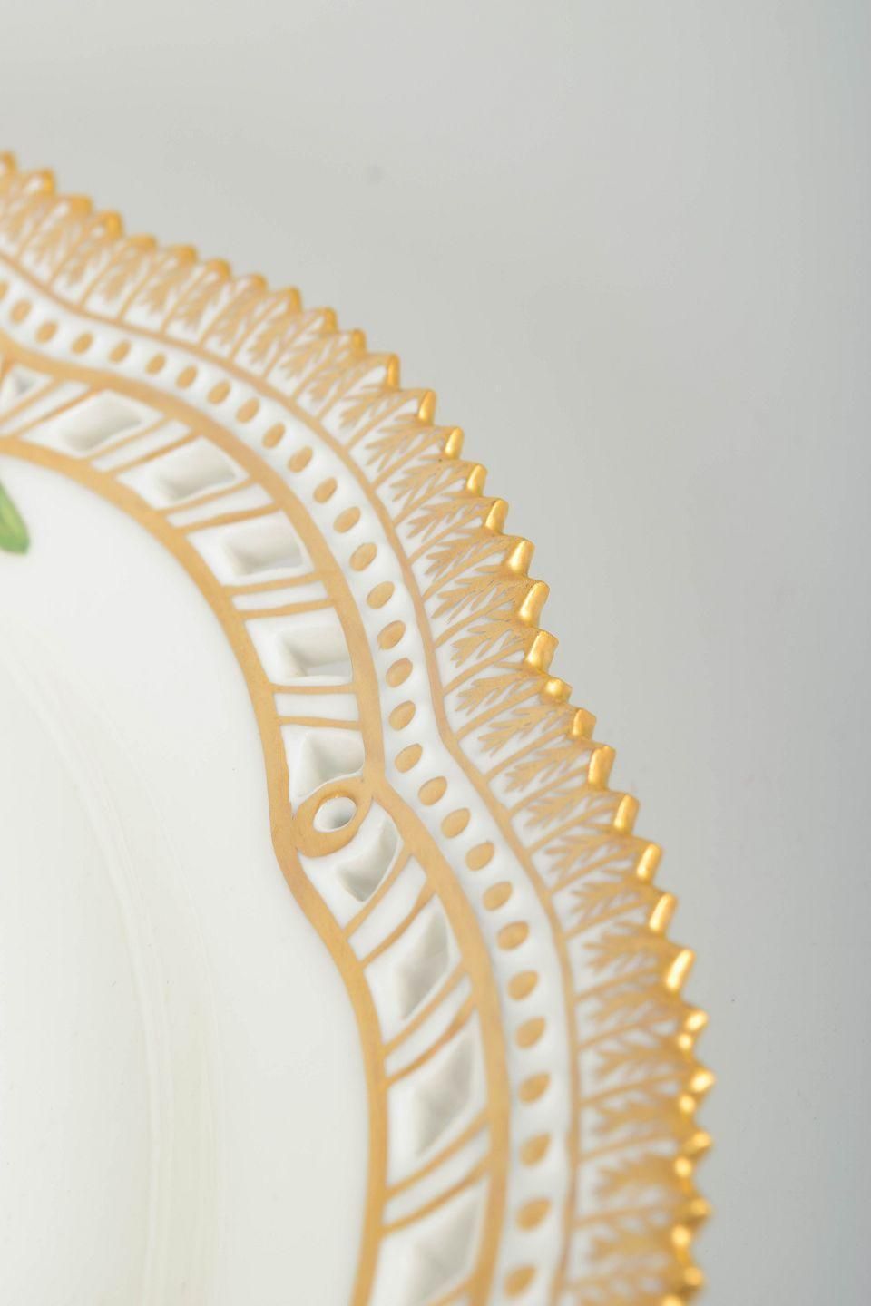 Royal Copenhagen. Zeer groot Flora Danica bord met opengewerkte rand. photo buy