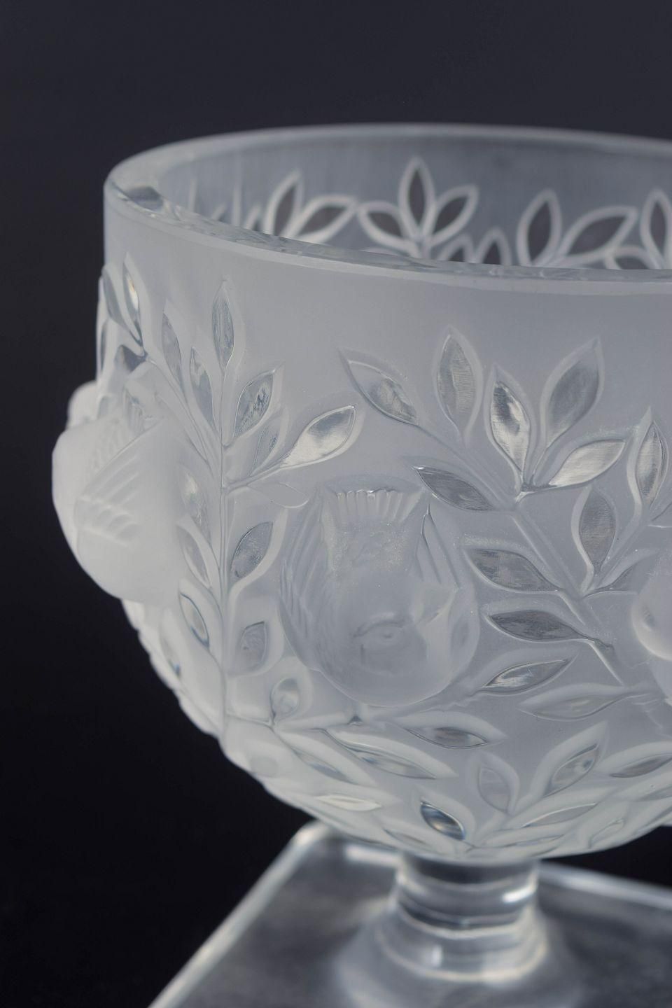 René Lalique. Frosted Crystal Vase op Voetstuk. Jaren 1970 photo for sale