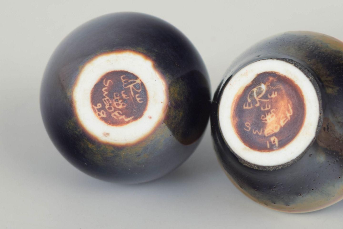 Carl Harry Stålhane voor Rörstrand. Twee miniatuur steengoed vazen, midden 20e eeuw. photo Woonaccessoires