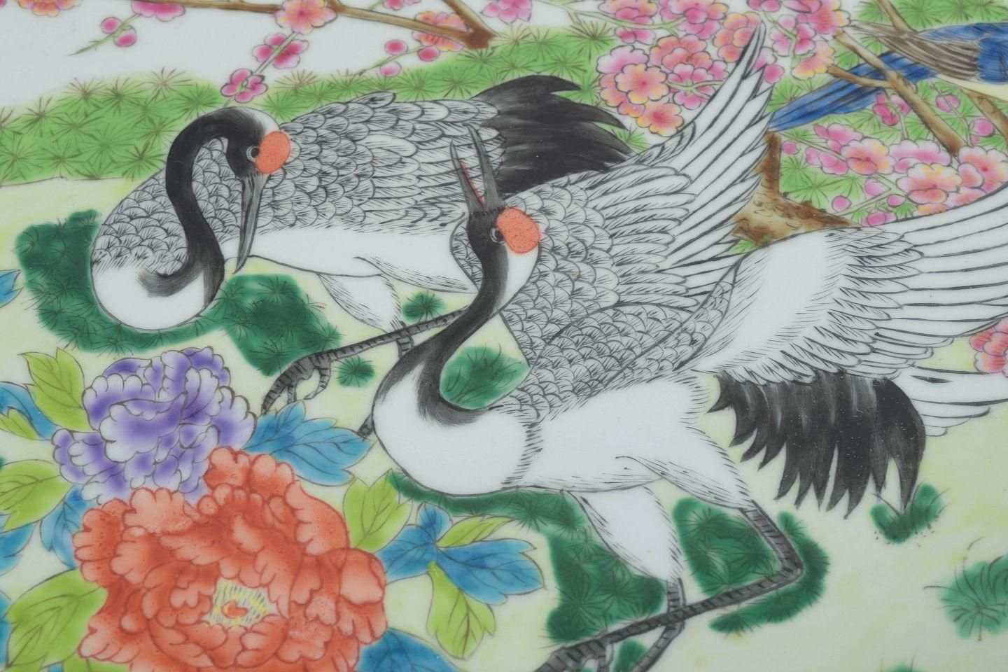 Grand plat mural chinois en porcelaine à riche décoration peinte à la main. photo Art