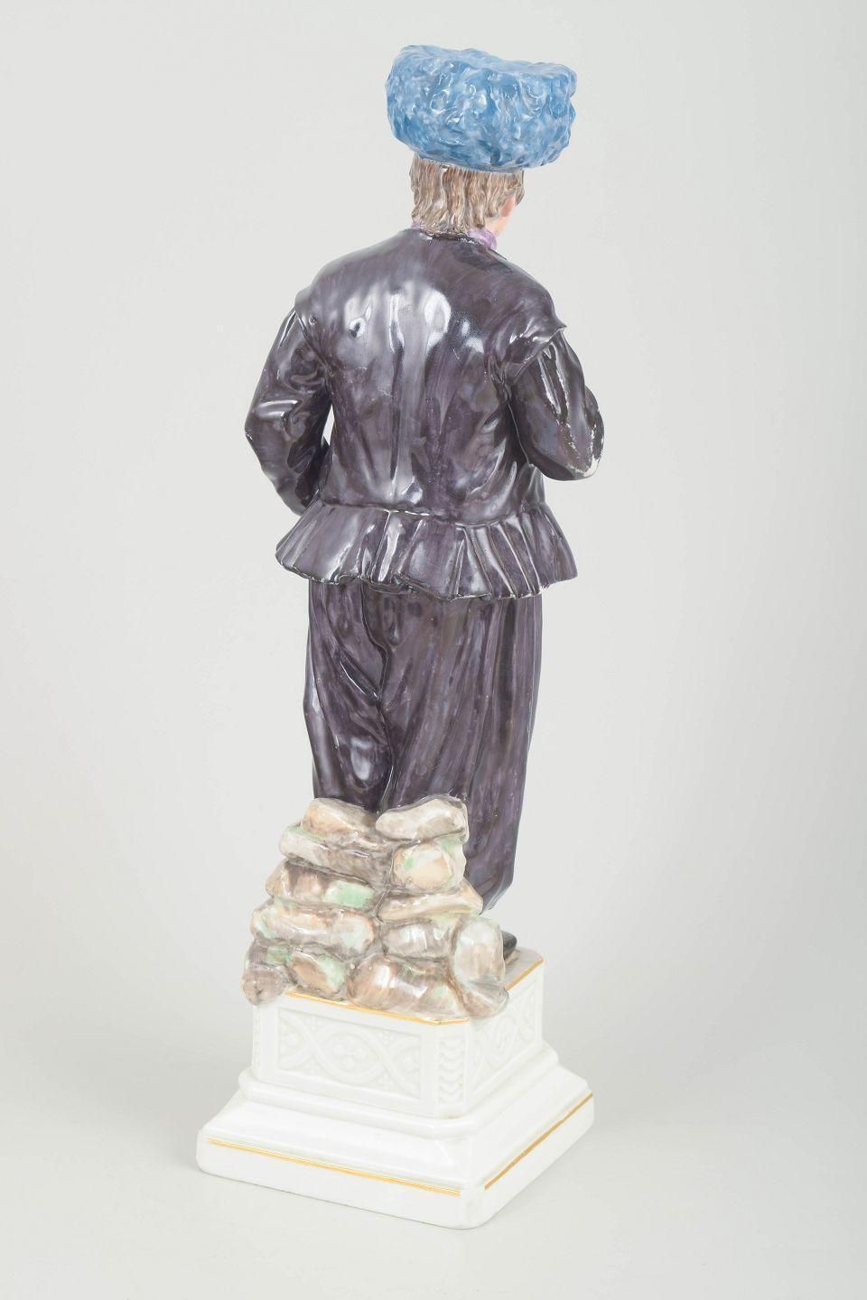 Royal Copenhagen. Porseleinen figuur van man in traditioneel streekdracht. photo 2961.0