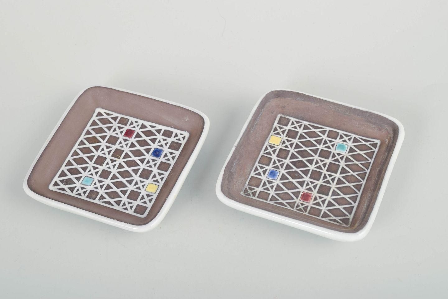 Deux plats en faïence Upsala-Ekeby à décor en relief, par Ingrid Atterberg photo furniture