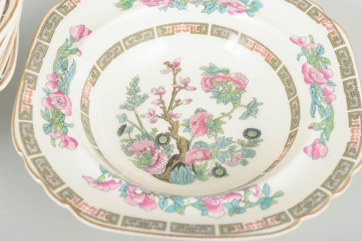 Wedgwood & Co, Angleterre. Série de 8 assiettes creuses en faïence à motif oriental. photo for sale