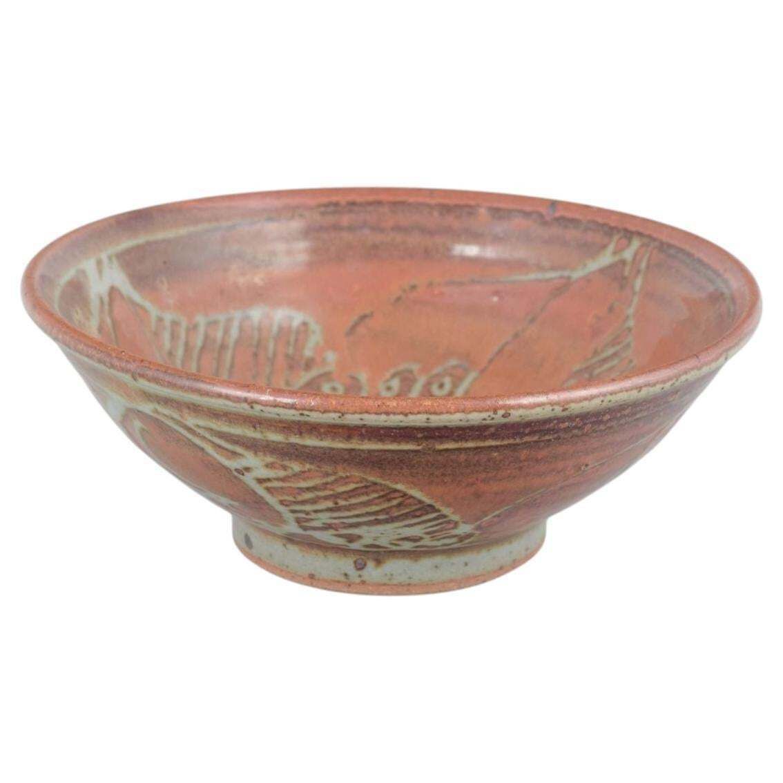 Jepson Pottery, USA. Keramische schaal met roodbruine glazuur. Midden 20e eeuw.