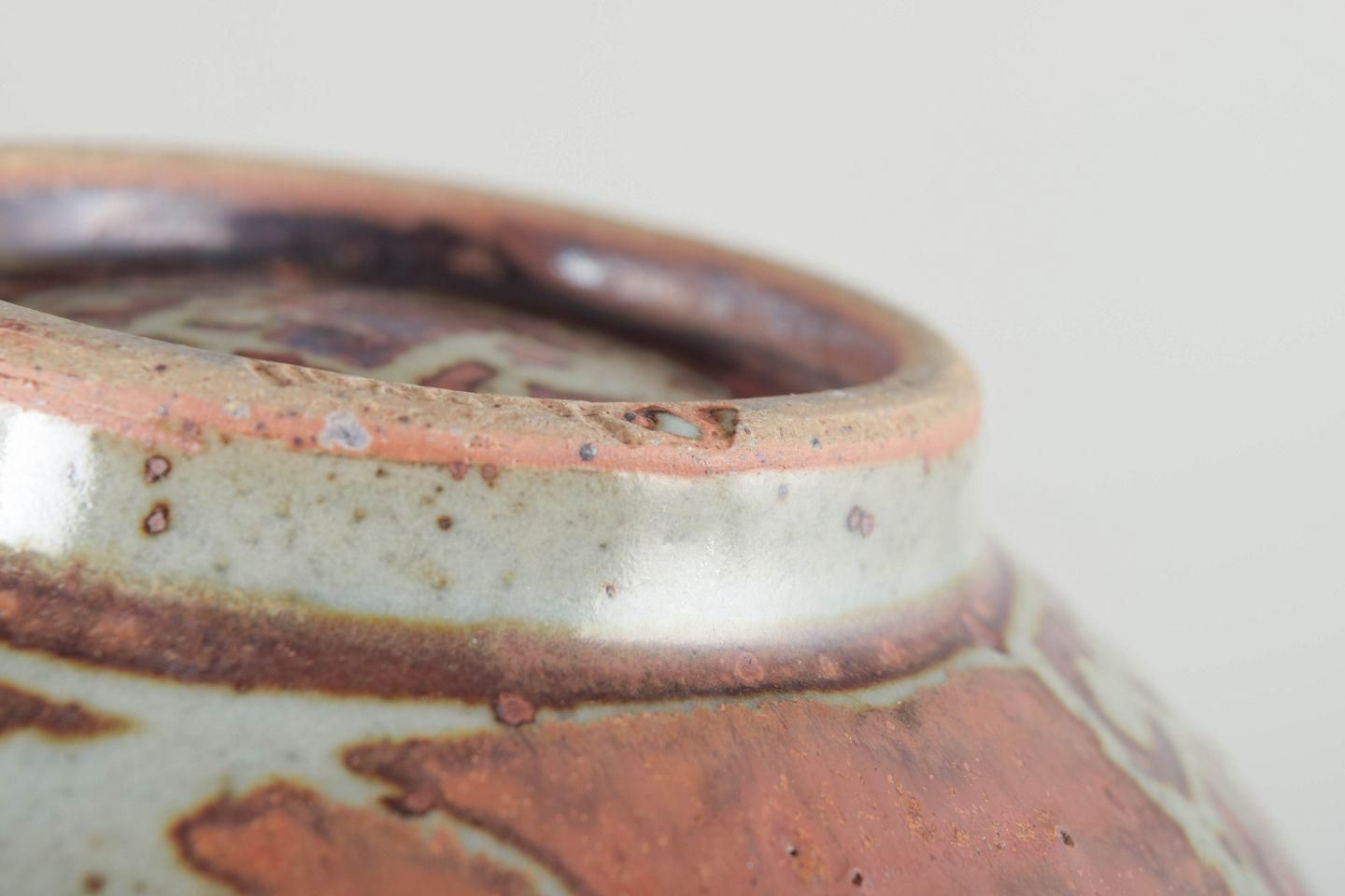 Jepson Pottery, USA. Keramische schaal met roodbruine glazuur. Midden 20e eeuw. photo Woonaccessoires