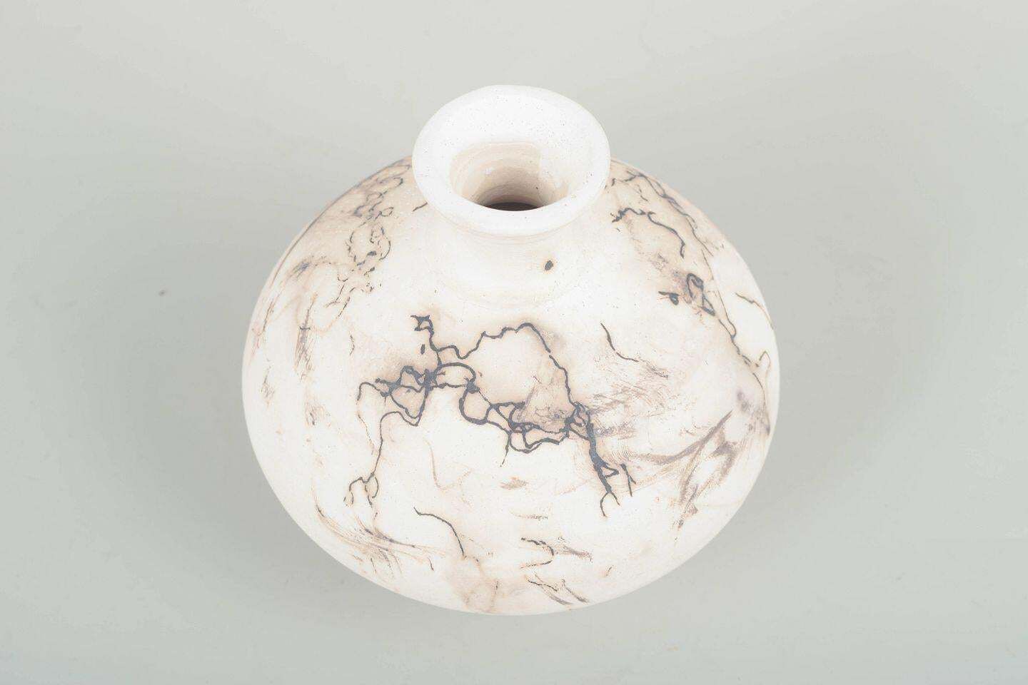 Eli Keller, Duitsland. Stoneware vaas met licht glazuur en gemarmerde decoratie. photo furniture