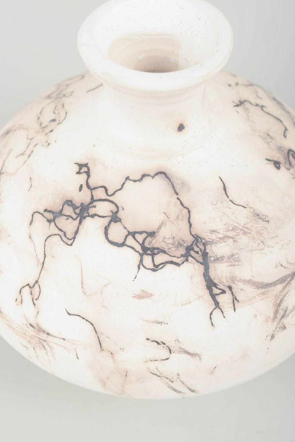 Eli Keller, Duitsland. Stoneware vaas met licht glazuur en gemarmerde decoratie. photo for sale