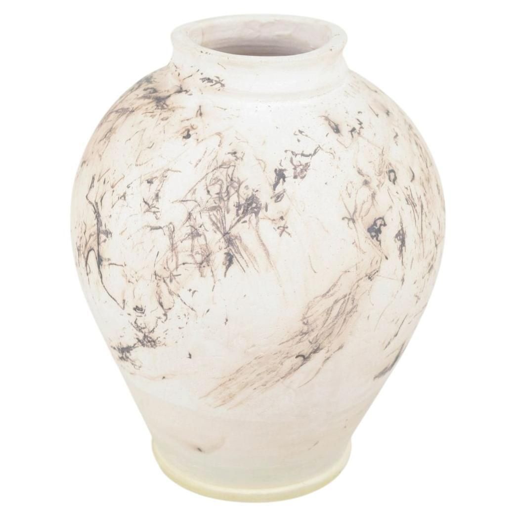 Eli Keller, Duitsland. Stoneware vaas met licht glazuur en gemarmerde decoratie.