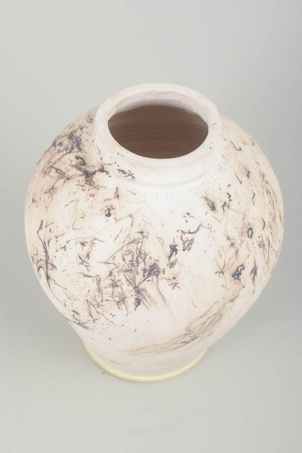 Eli Keller, Duitsland. Stoneware vaas met licht glazuur en gemarmerde decoratie. photo furniture