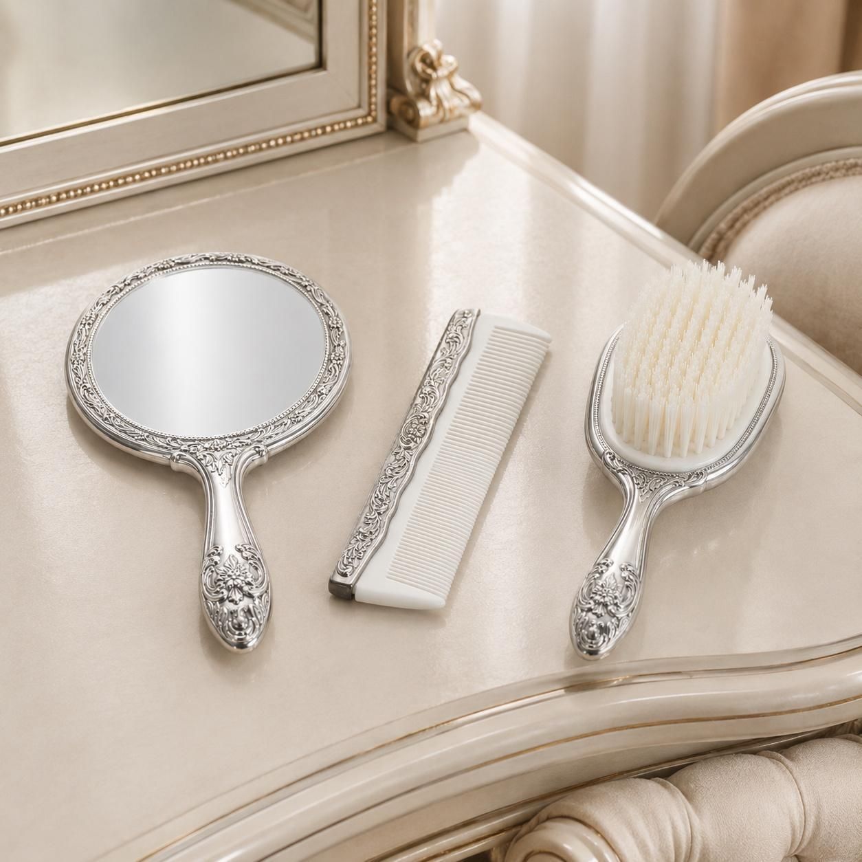 Italiaans driedelig toiletset in verzilverd messing uit de jaren 1980, in de Florentijnse neo-rococo stijl photo buy