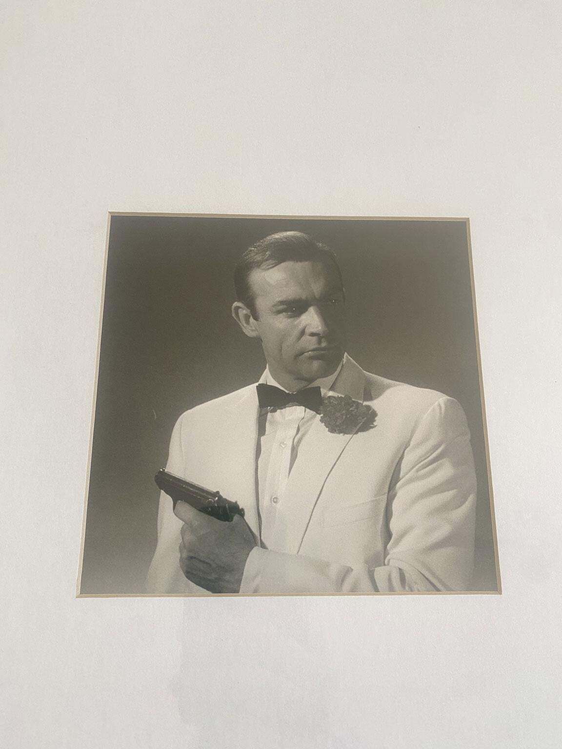 Impression vintage en noir et blanc de Sean Connery dans le rôle de James Bond, cadre noir photo 571.0