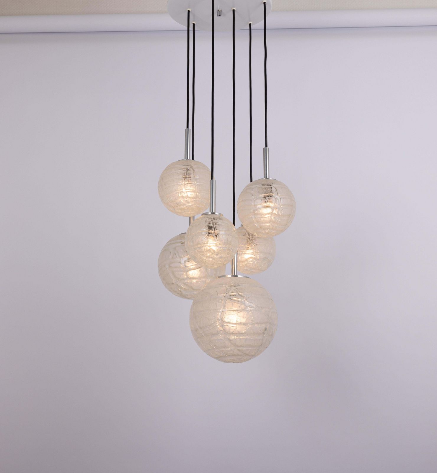 Grote design hanglamp met cascadestructuur en ijsglas, Doria, Duitsland, jaren 1970 photo vintage