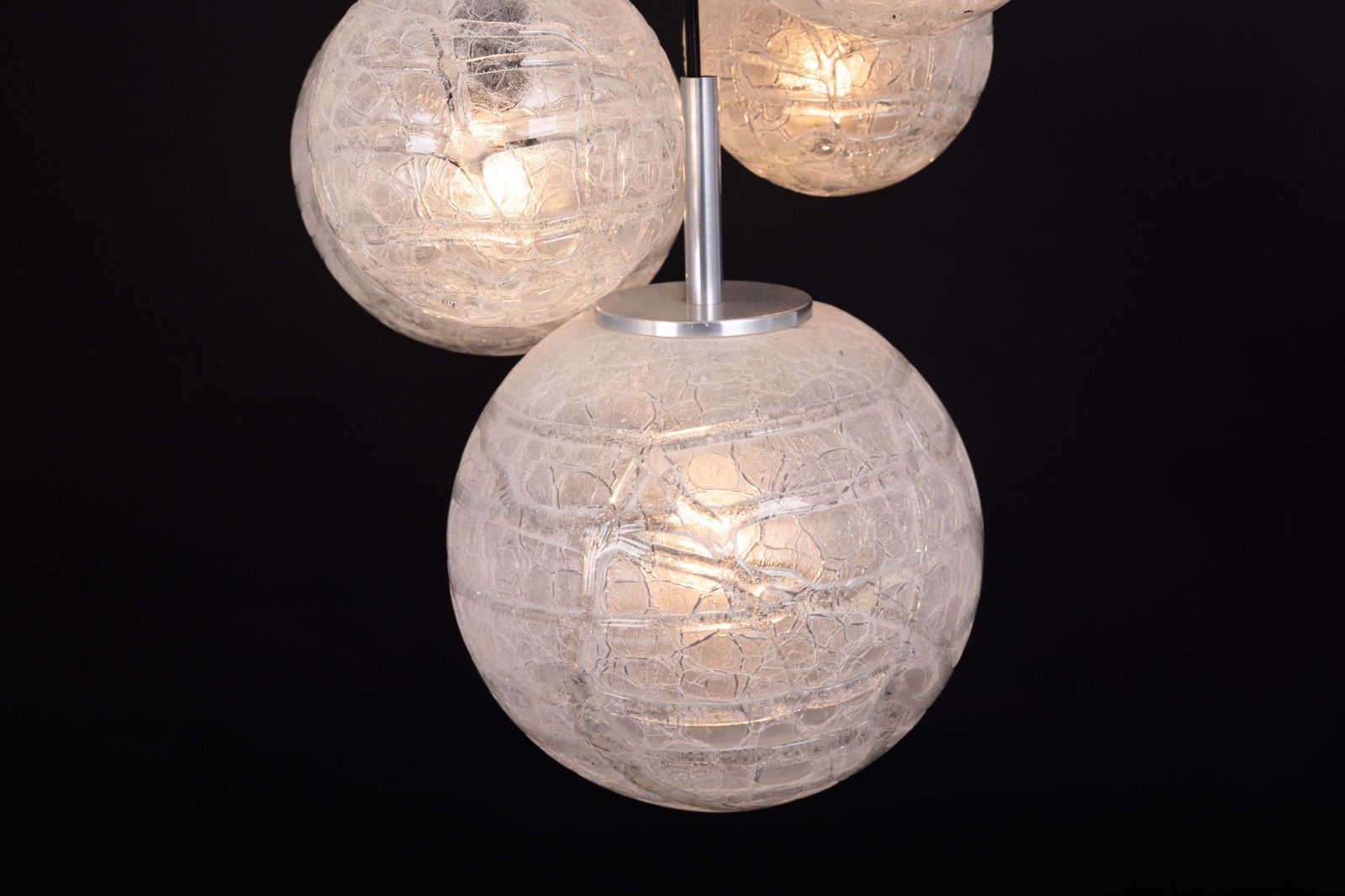 photo vintage Grote design hanglamp met cascadestructuur en ijsglas, Doria, Duitsland, jaren 1970
