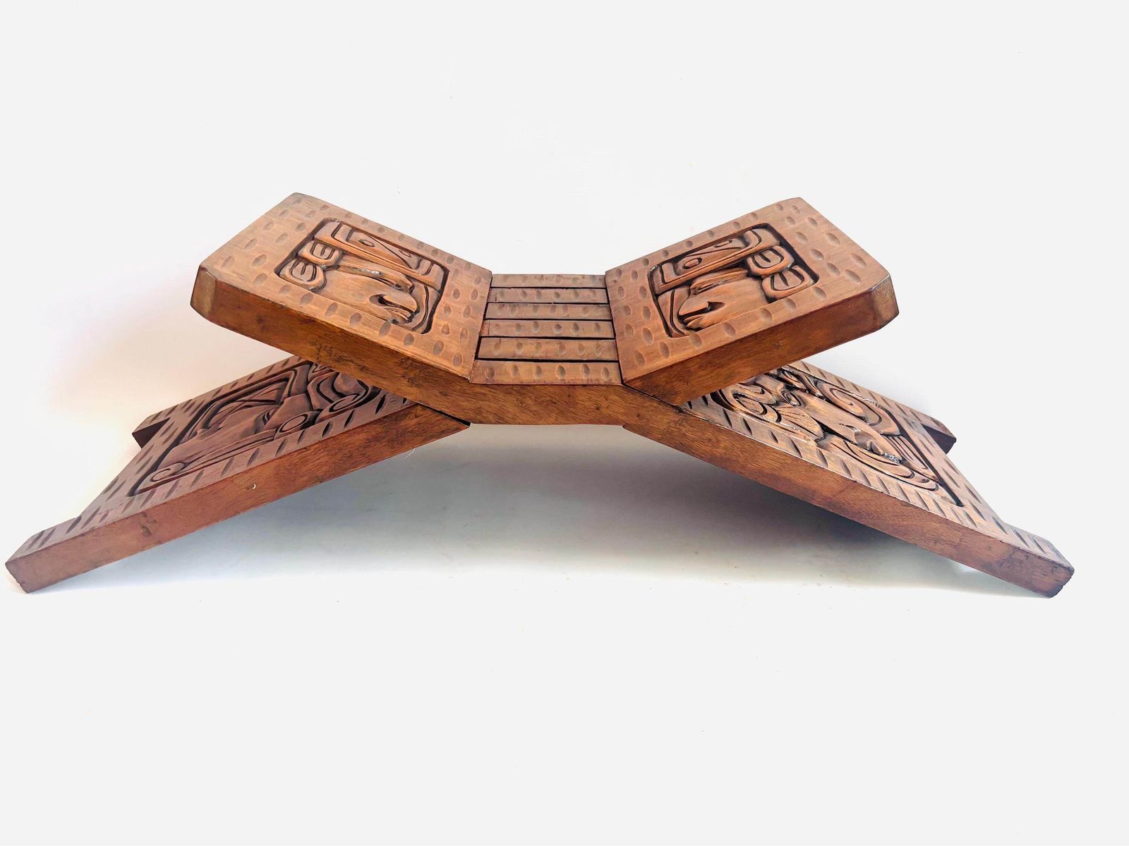 Banc pliant vintage Brutalist en acajou du Honduras sculpté à la main - tabouret Folk Art Tribal mid-century