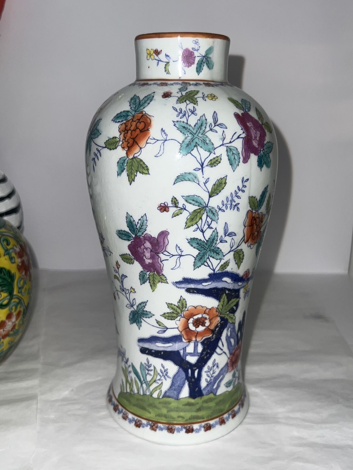 Chinese Famille Rose porseleinen vaas, eind 20e eeuw. photo vinterior