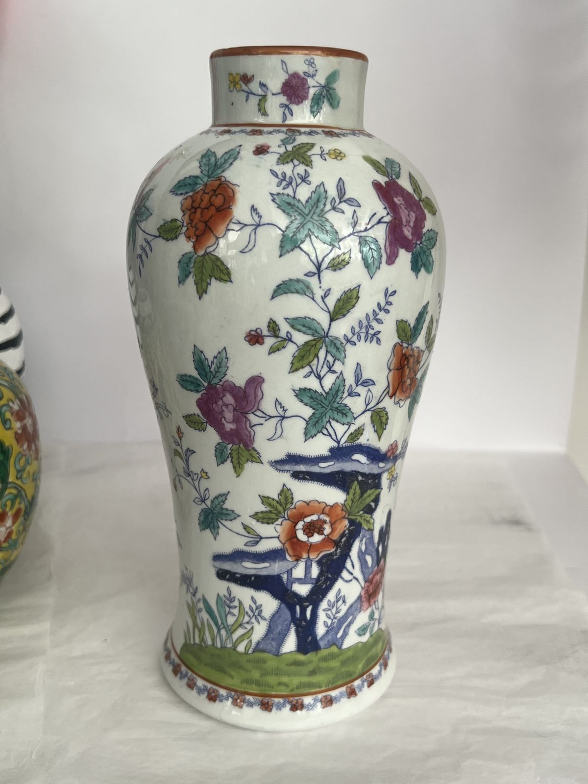 Chinese Famille Rose porseleinen vaas, eind 20e eeuw. photo buy