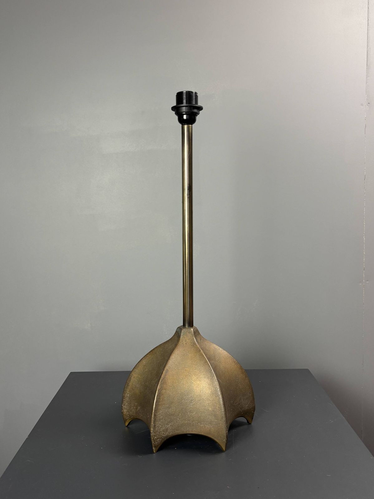 Grande lampe de table brutaliste en bronze, Jan des Bouvrie pour Qasar, Pays-Bas, années 1990 photo furniture