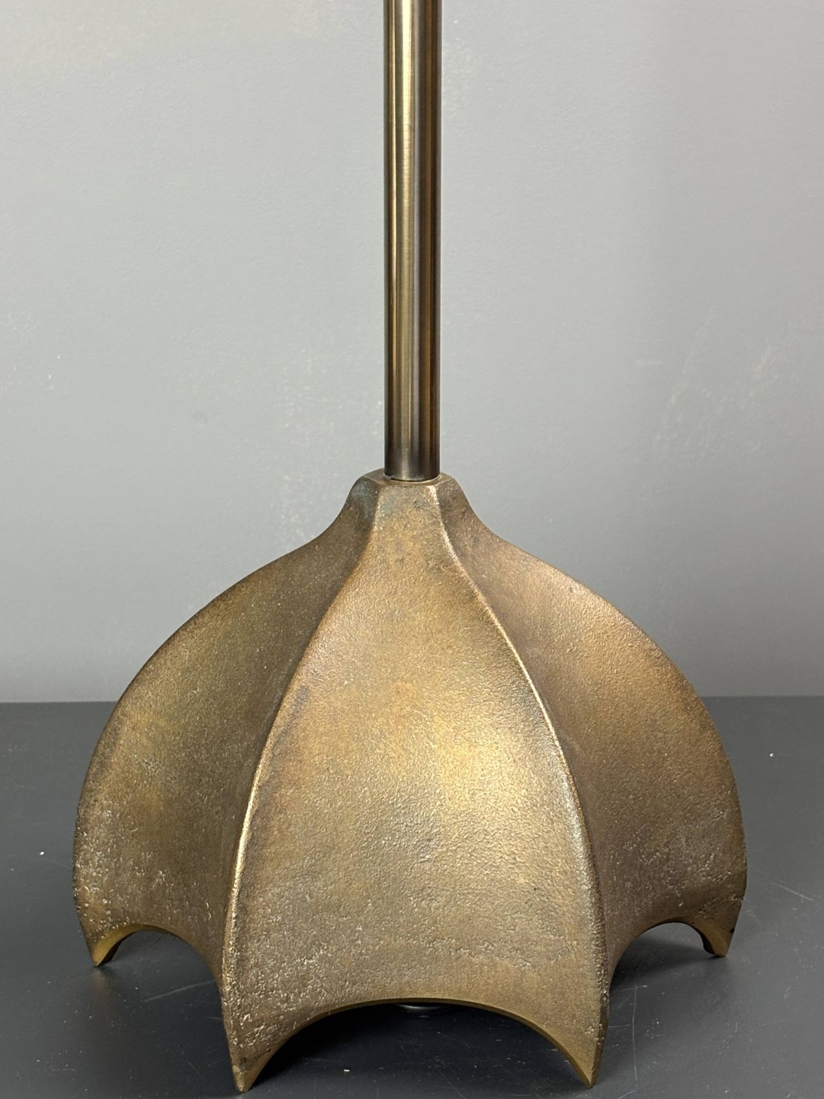 Grande lampe de table brutaliste en bronze, Jan des Bouvrie pour Qasar, Pays-Bas, années 1990 photo for sale