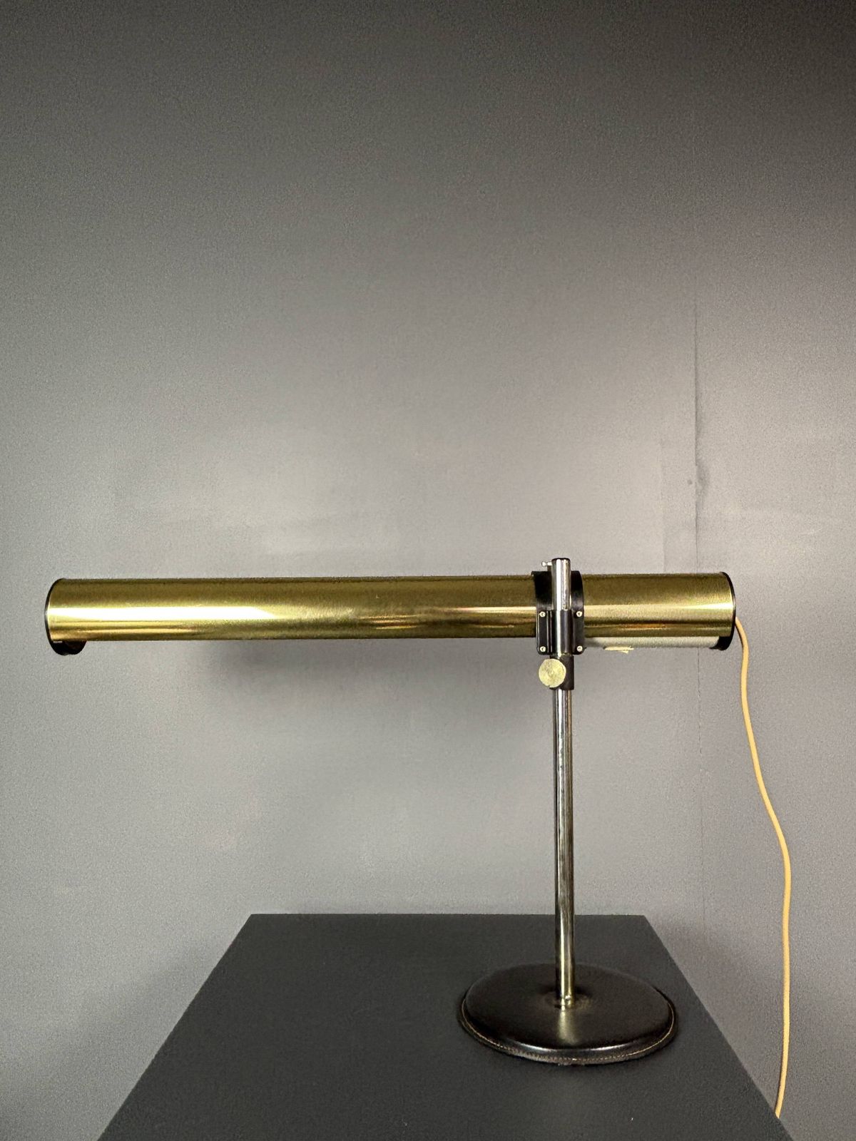 photo vintage Grande lampe de bureau en laiton Ateljé Lyktan, modèle Kanon, par Göran Pehrson, 1978