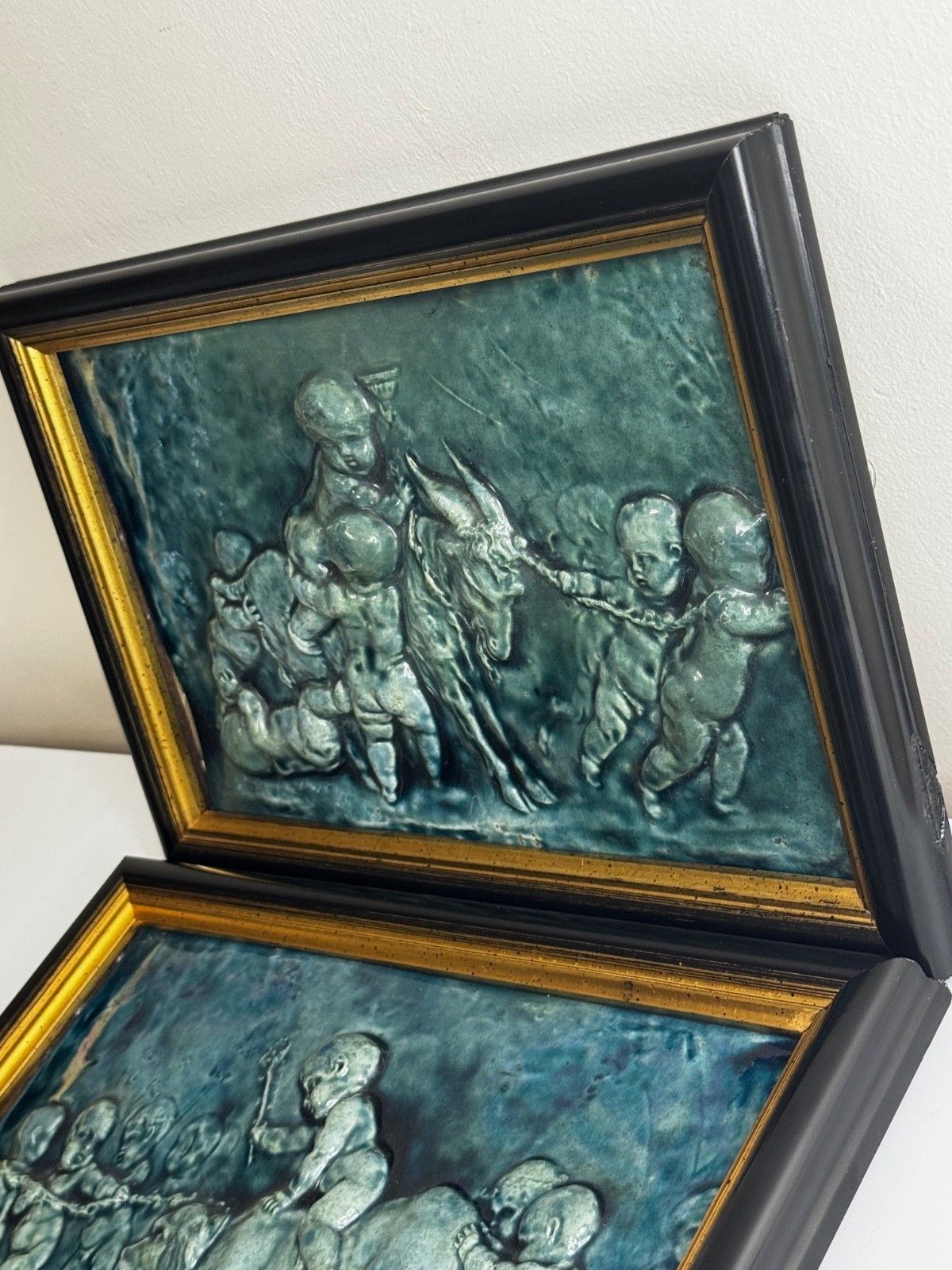 Arts & Crafts Keramische Tegeltableaus met Kinderen, Sater, Hond en Geit, toegeschreven aan Reginald Robert Tomlinson photo Kunst