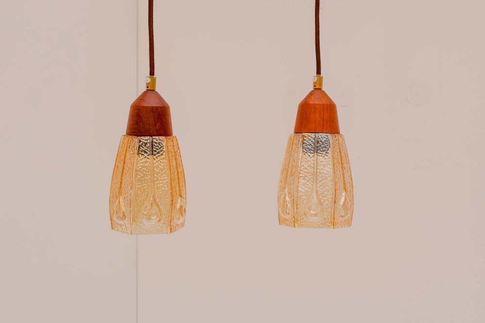 Lampes suspendues en verre Pukeberg, Suède, années 1960, lot de 2 photo furniture