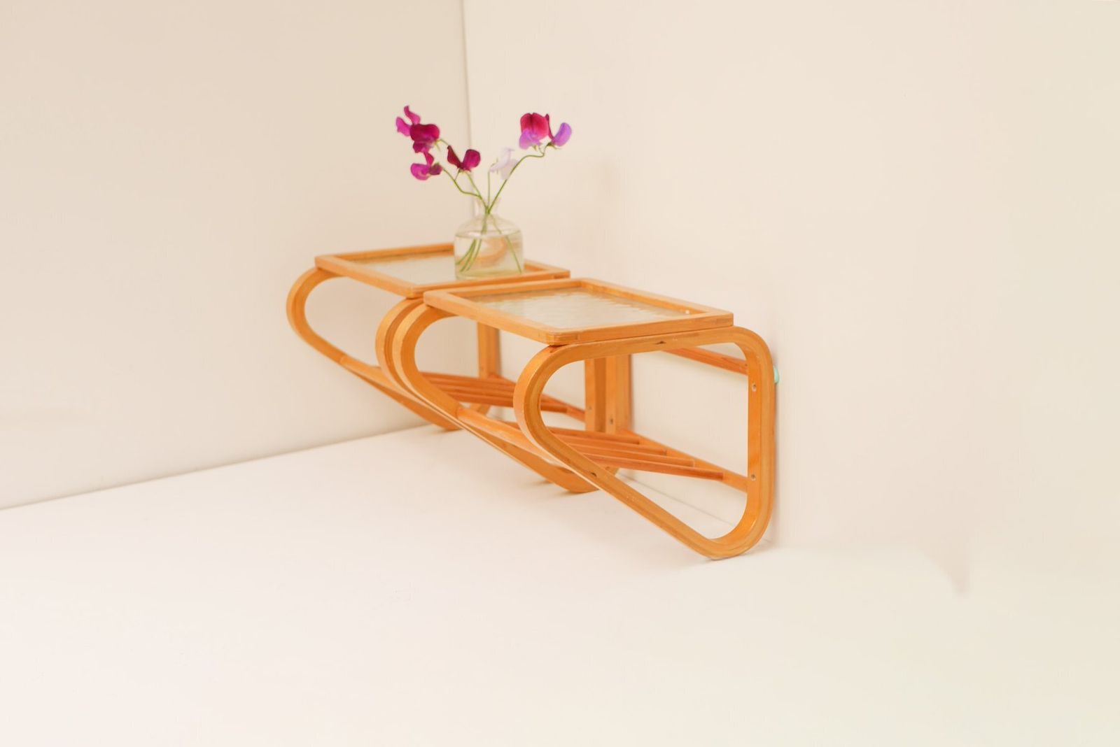 Tables de chevet scandinaves en bois courbé et verre, par Gemla, années 1920, lot de 2 photo 1120.0