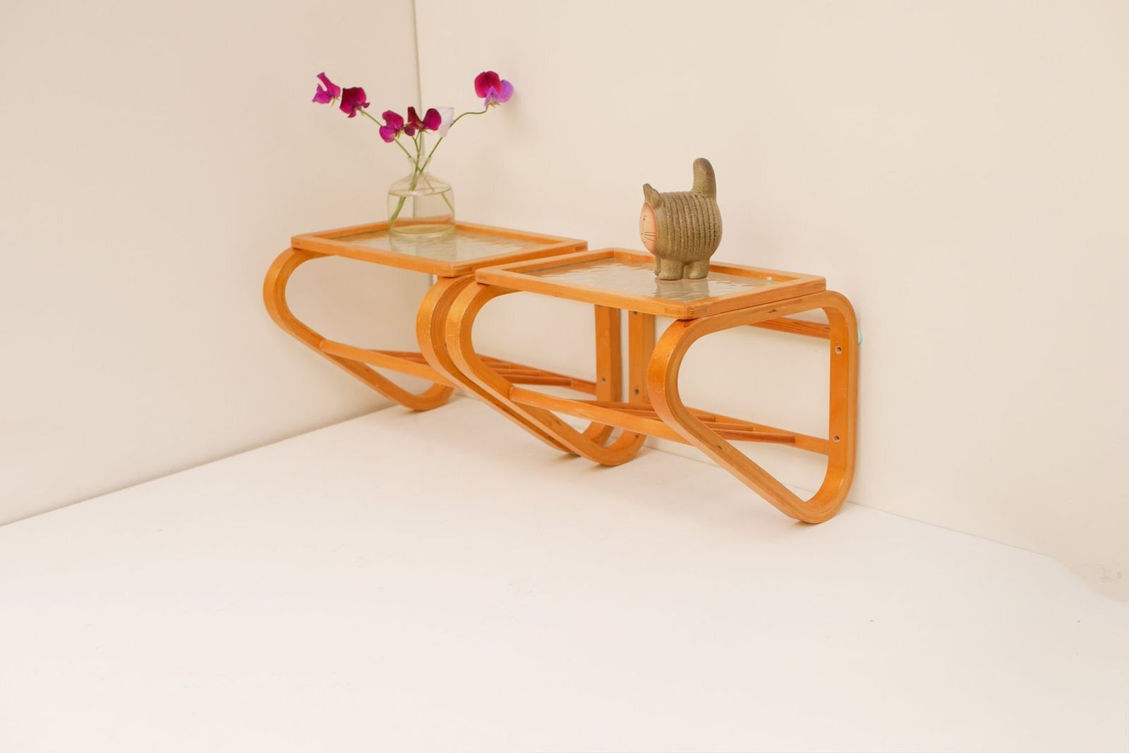 photo for sale Tables de chevet scandinaves en bois courbé et verre, par Gemla, années 1920, lot de 2