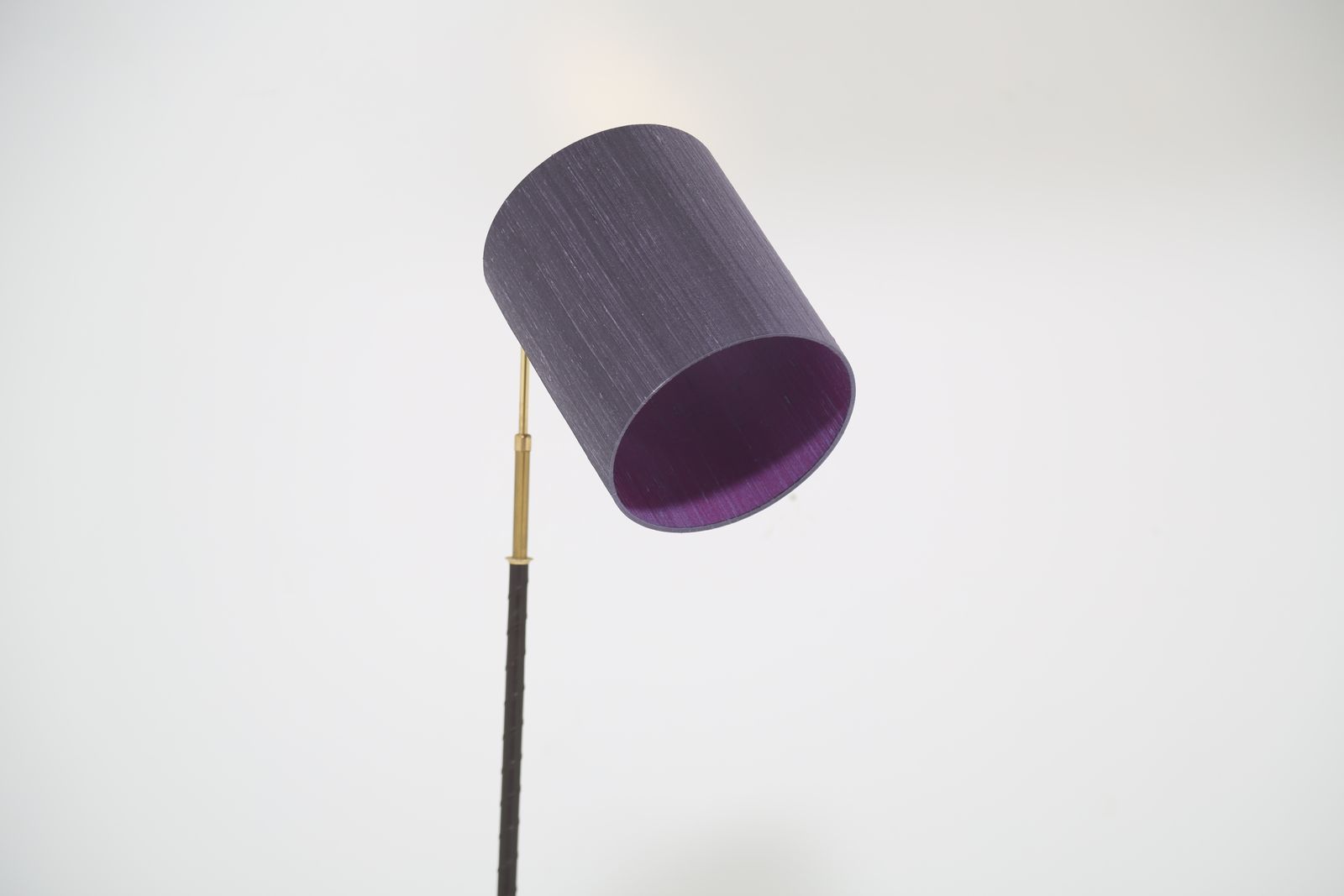 Lampadaire vintage réglable à col de cygne en laiton et cuir noir, MAE, années 1960. photo furniture