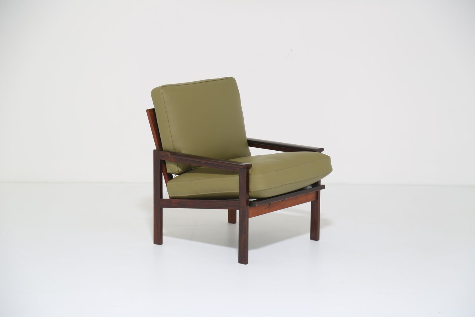 Fauteuil lounge vintage en palissandre et cuir vert, par Illum Wikkelso pour N. Eilersen, années 1950. photo furniture