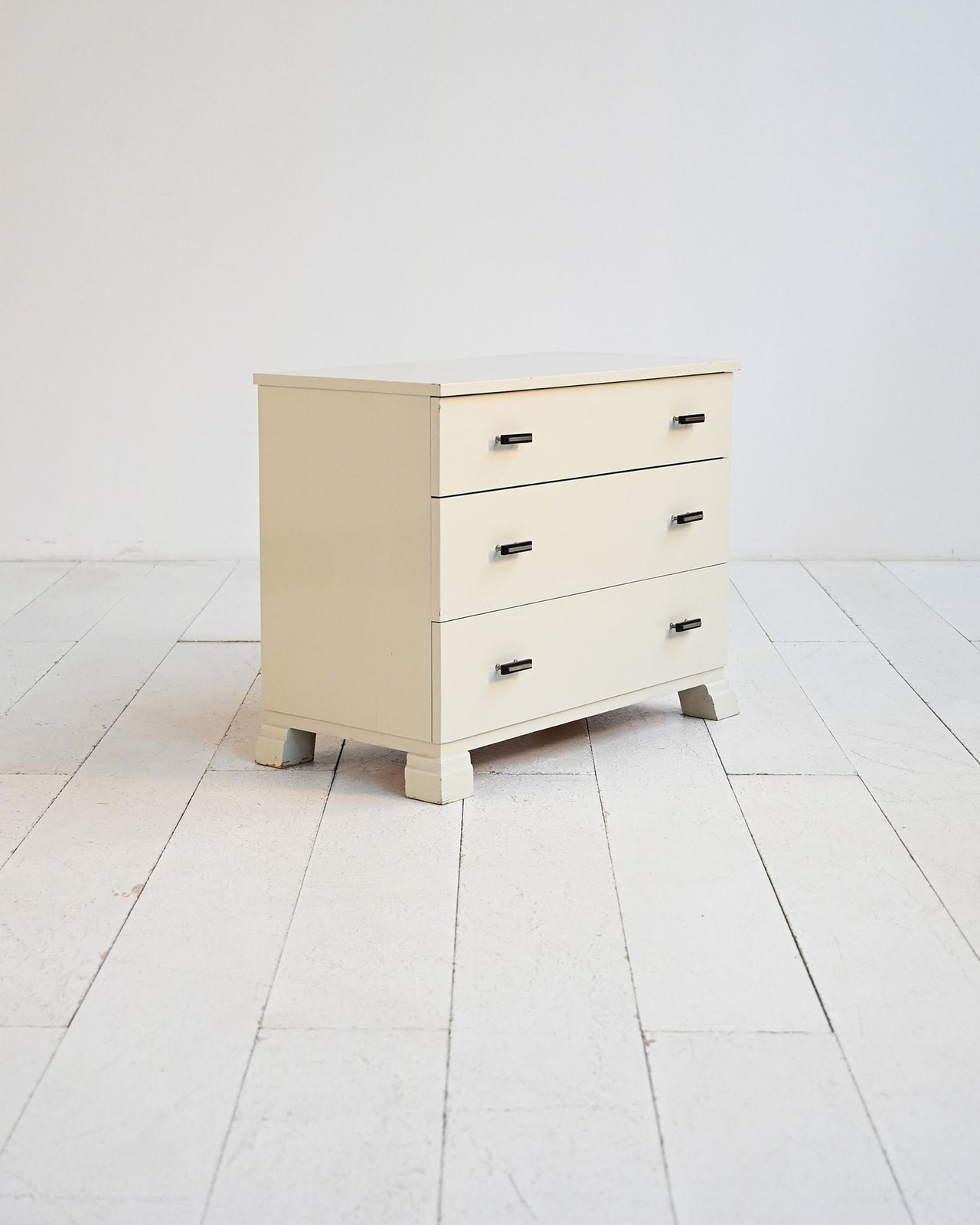 Scandinavische gelakte kast, jaren 1930/40 photo furniture
