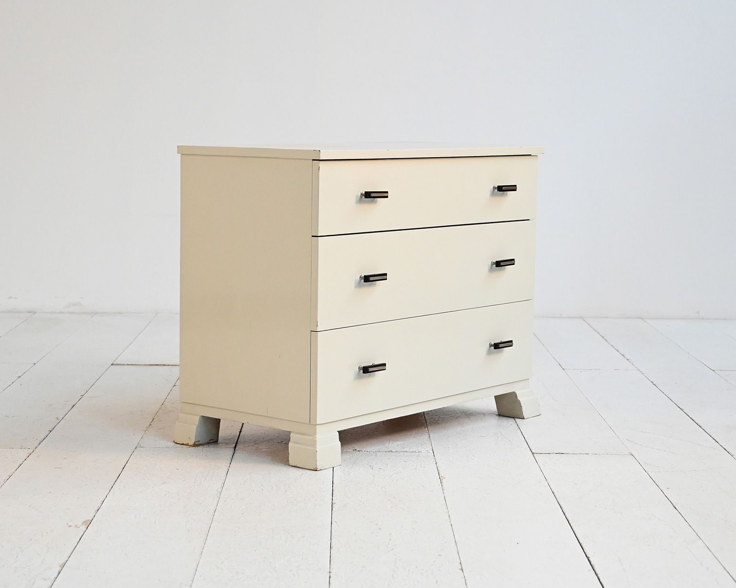 Scandinavische gelakte kast, jaren 1930/40 photo for sale