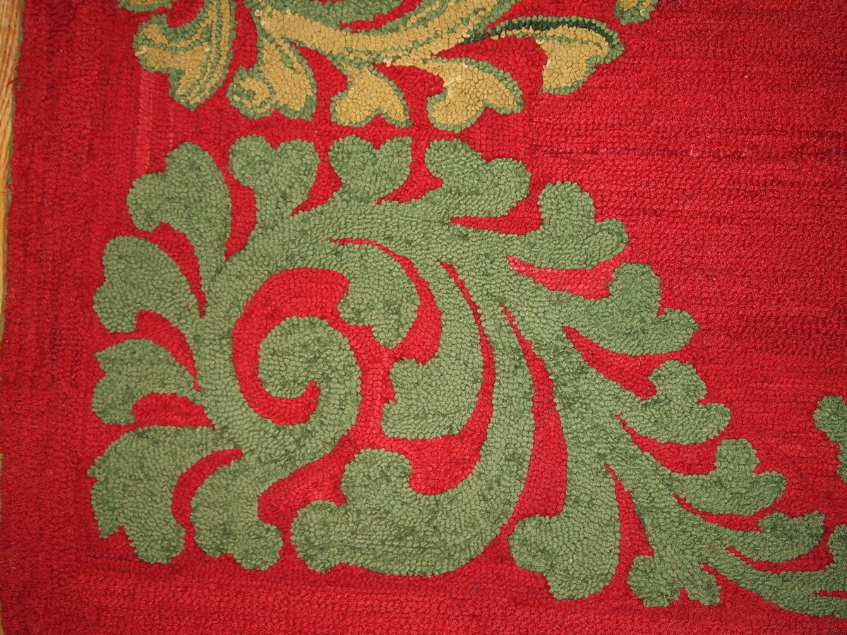 Tapis crocheté américain d'époque fait main, 88 cm x 152 cm, laine rouge et verte, années 1920 photo for sale