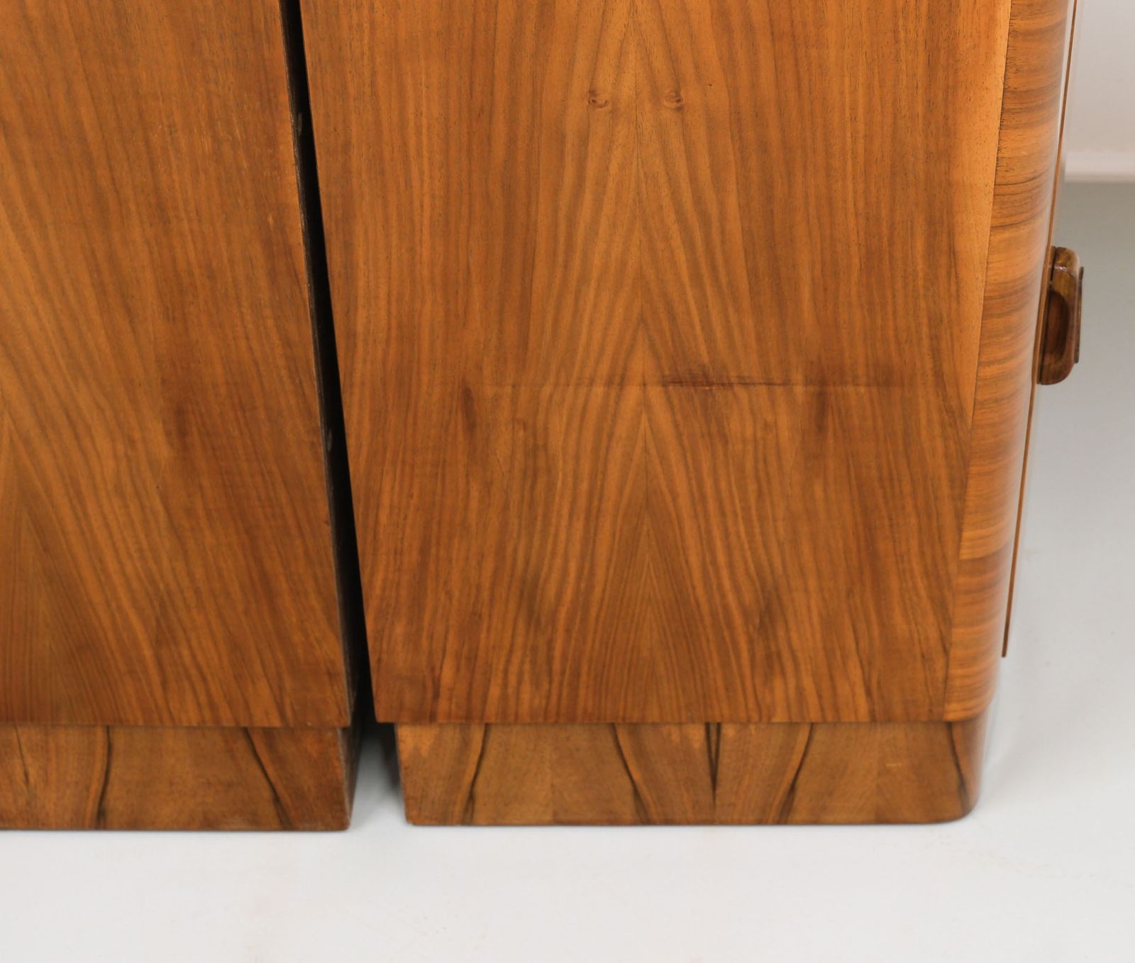 photo vinterior Pair Art Deco Figured Walnut Bedside Cabinets 1930s