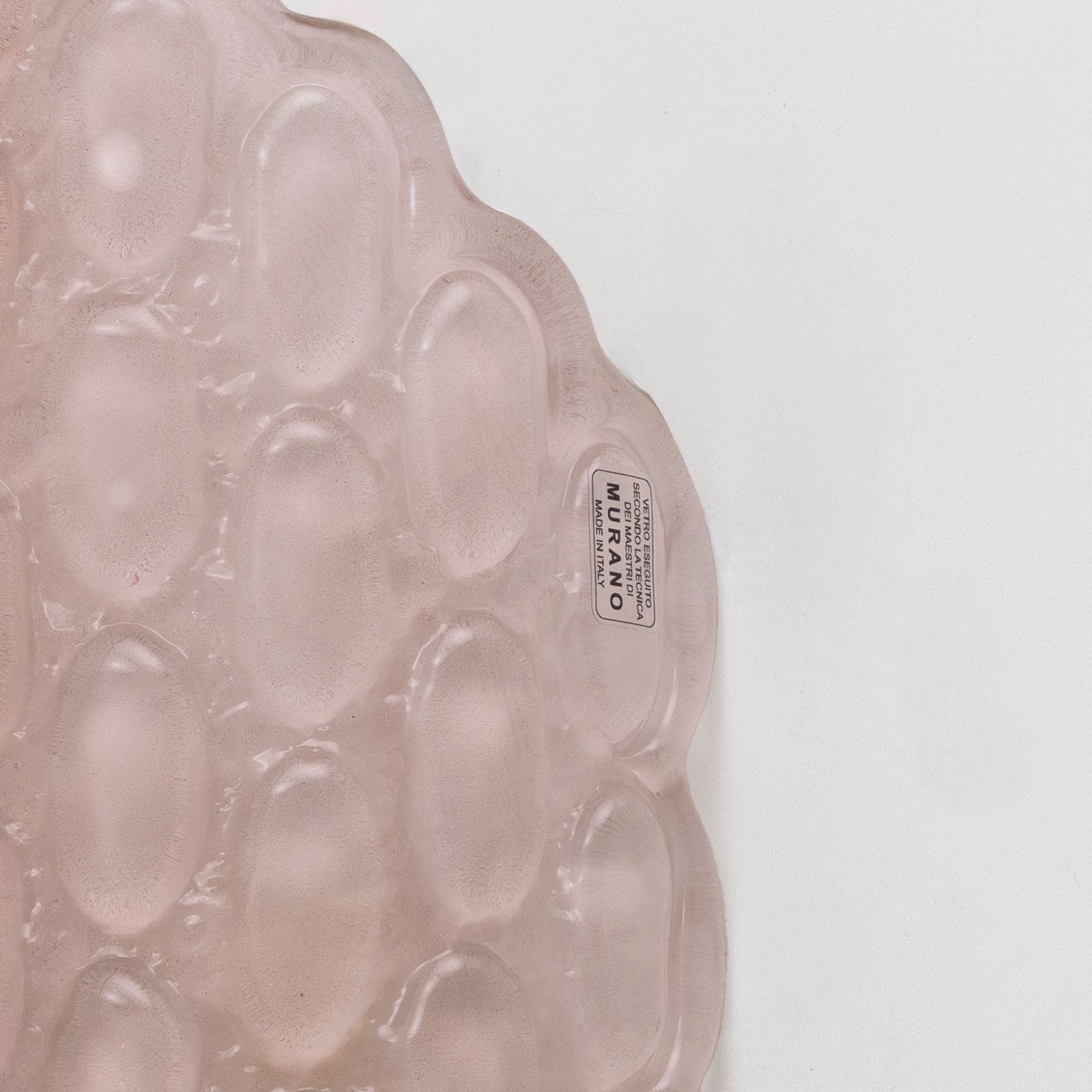 Paar roze Murano glazen wandlampen met reliëfdecor photo vinterior