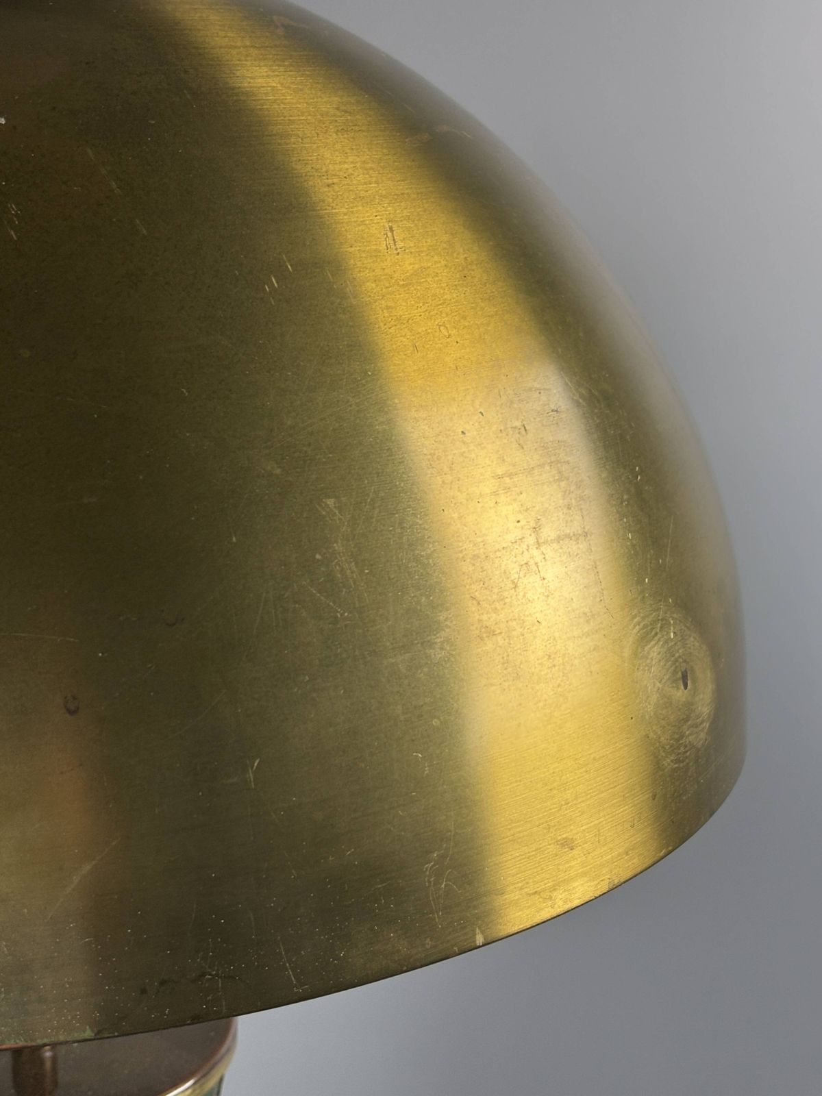 Lampe de table XL mid-century en mosaïque et laiton, abat-jour champignon doré, années 1960 photo vinterior