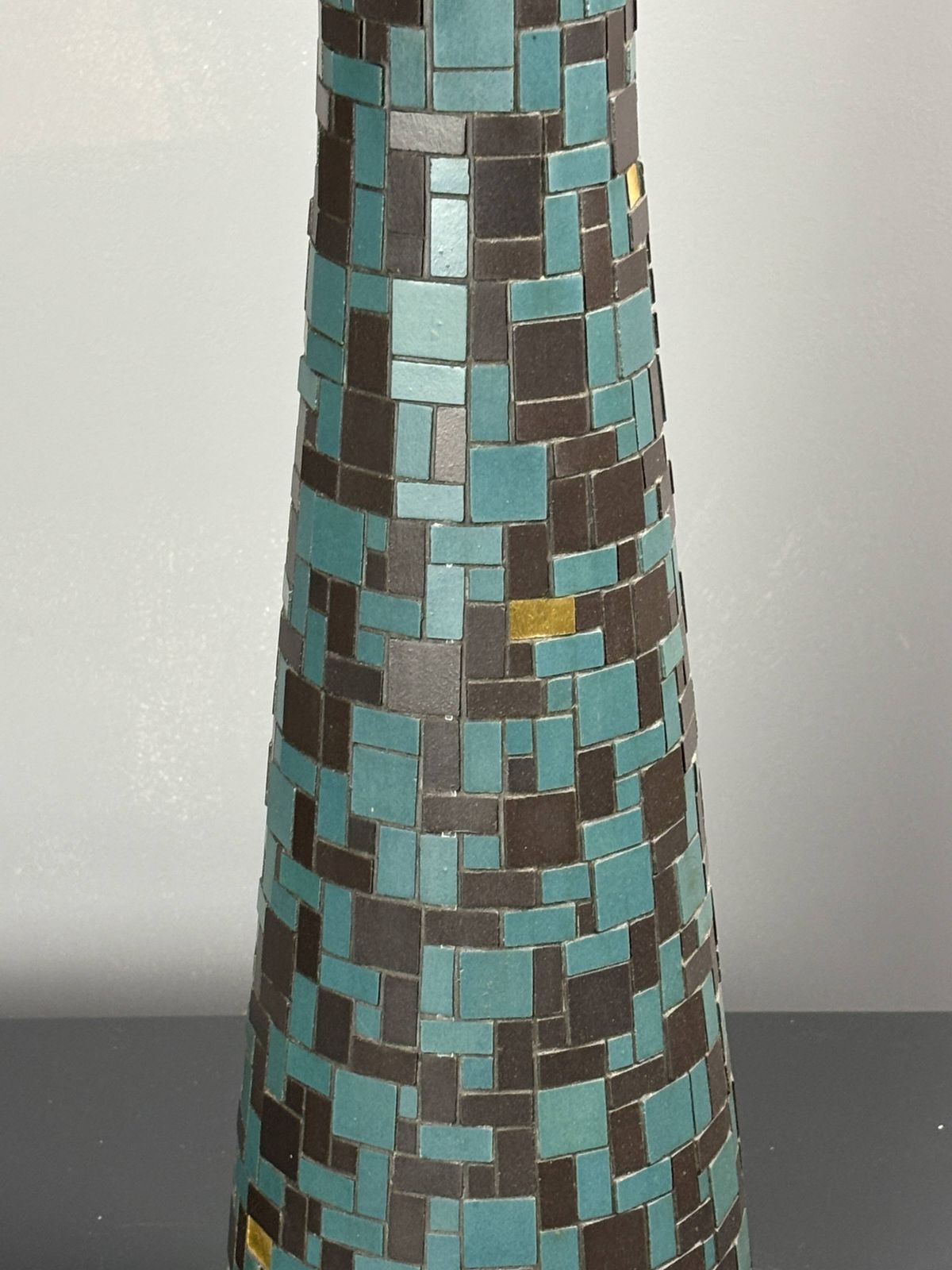 Luminaires Lampe de table XL mid-century en mosaïque et laiton, abat-jour champignon doré, années 1960 photo