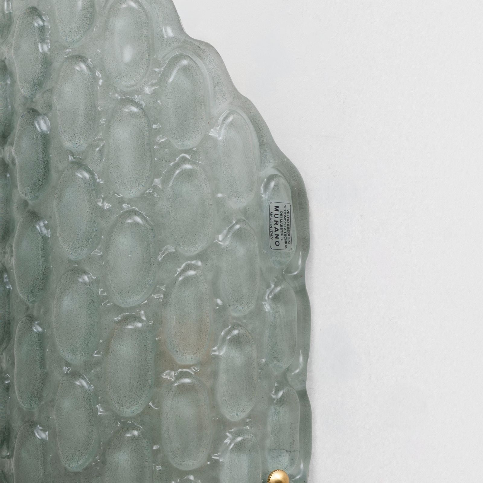 Paar aquagroen Murano glazen wandlampen met reliëfdecor photo vinterior