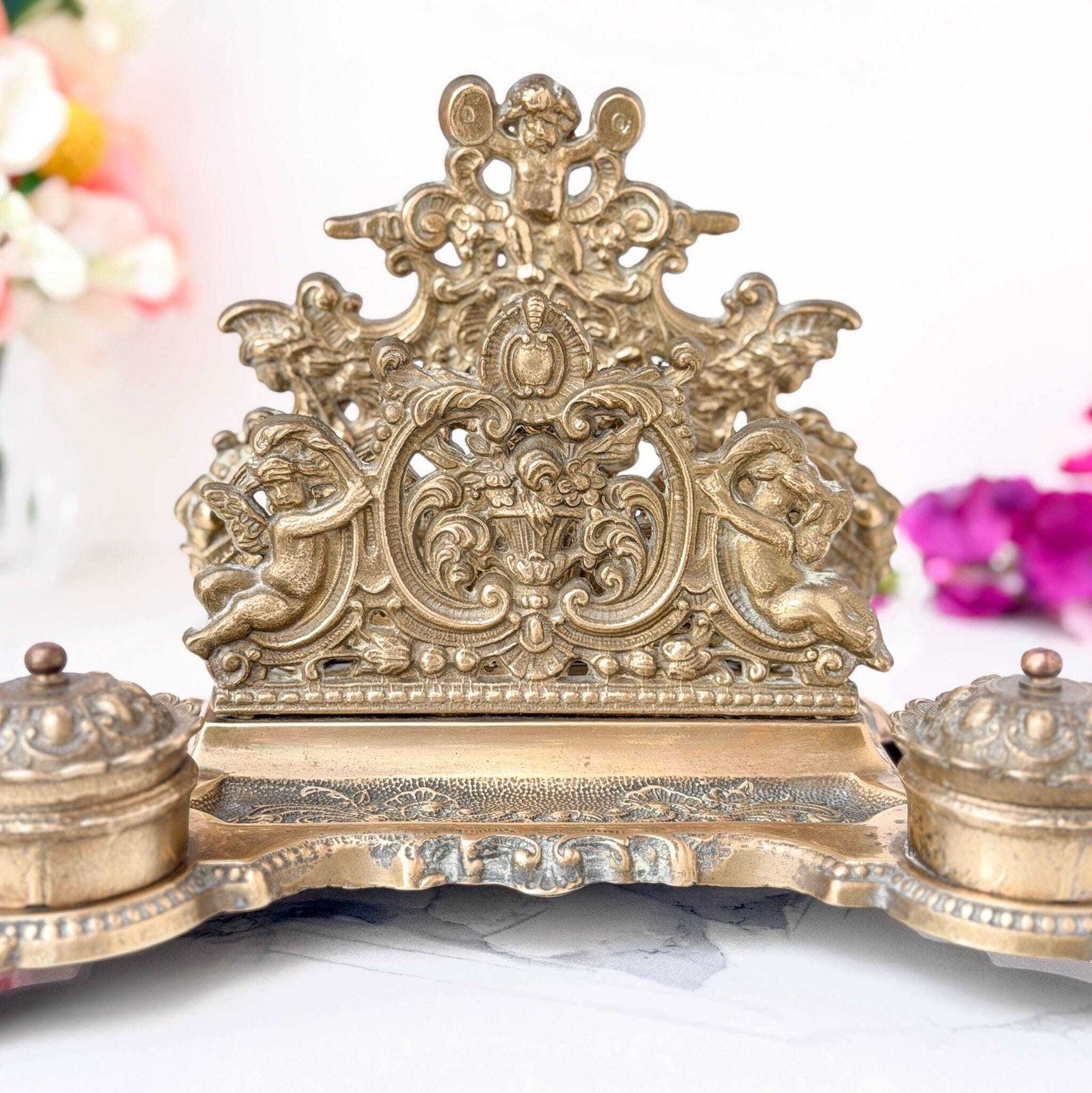 Antiek Victoriaans Messing Figuurlijk Inktstandaard Putti Dubbele Inktpot Bureauorganizer photo furniture
