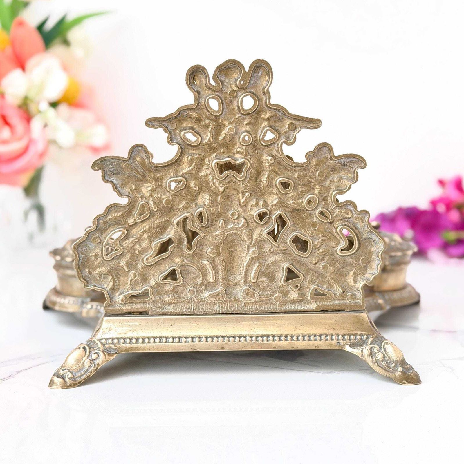 photo furniture Antiek Victoriaans Messing Figuurlijk Inktstandaard Putti Dubbele Inktpot Bureauorganizer