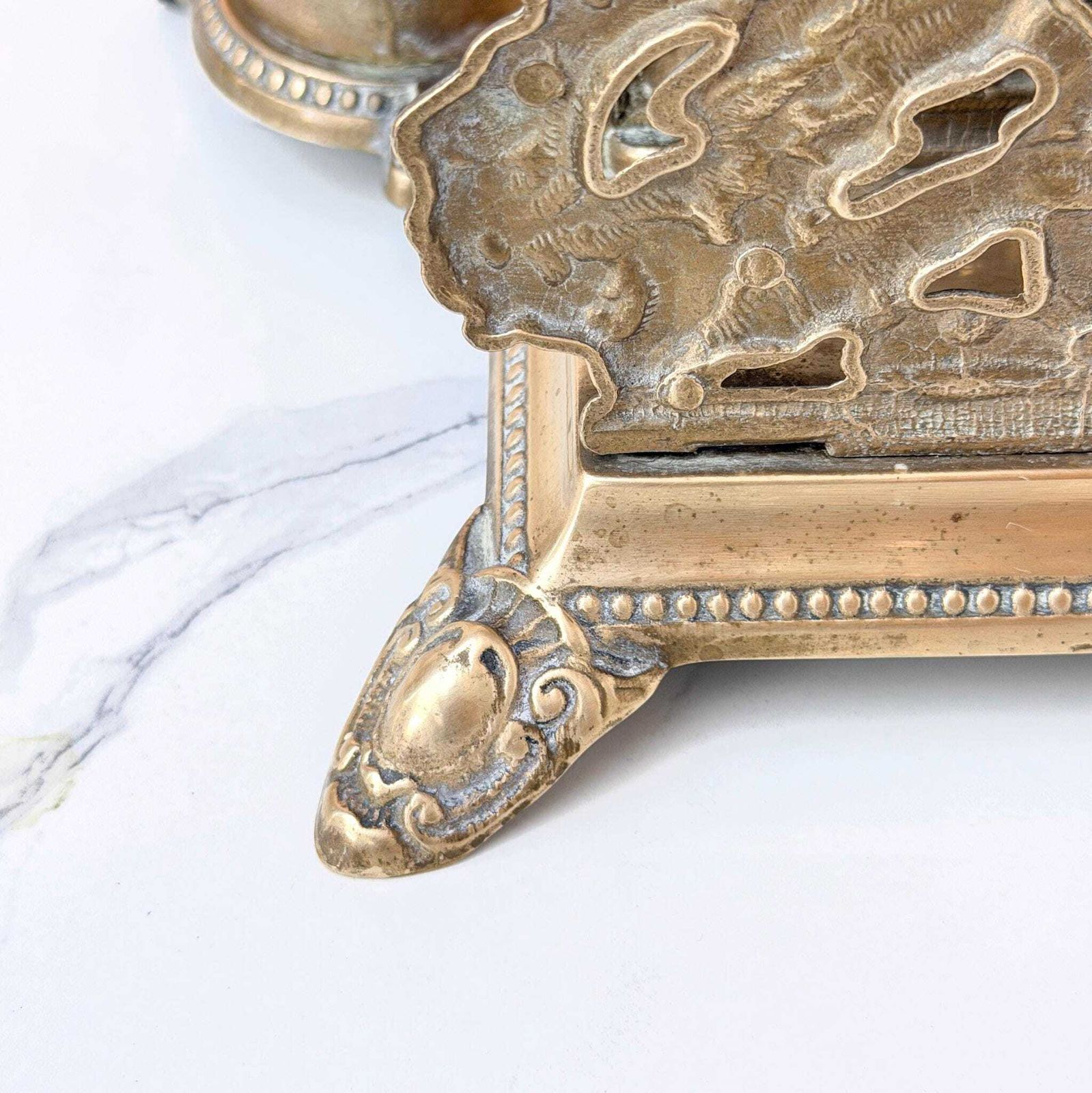 photo vinterior Antiek Victoriaans Messing Figuurlijk Inktstandaard Putti Dubbele Inktpot Bureauorganizer