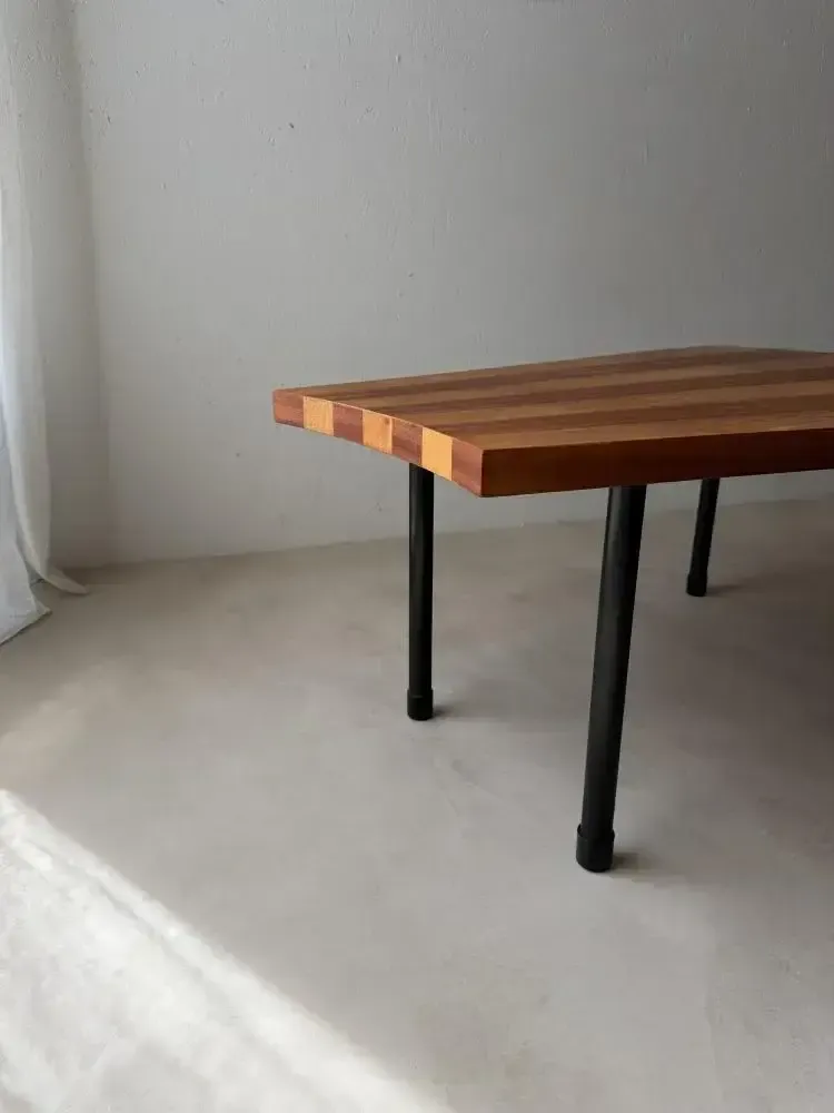 Waaiervormige salontafel met ingelegd hout, ca. jaren 1950 photo Meubels