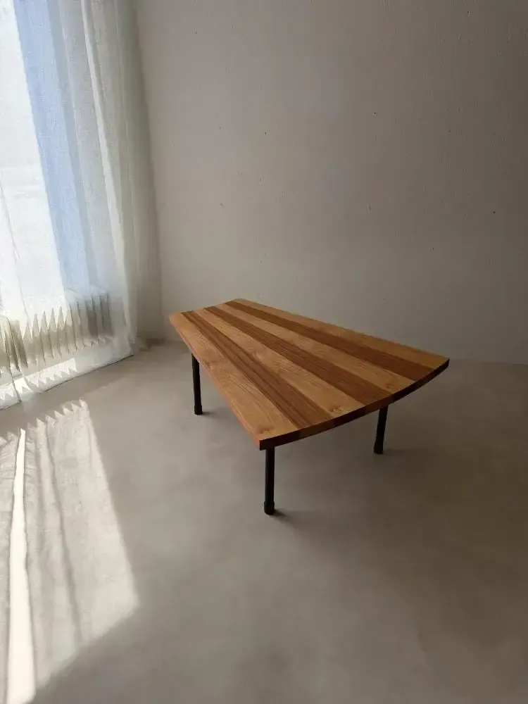 Waaiervormige salontafel met ingelegd hout, ca. jaren 1950 photo vinterior
