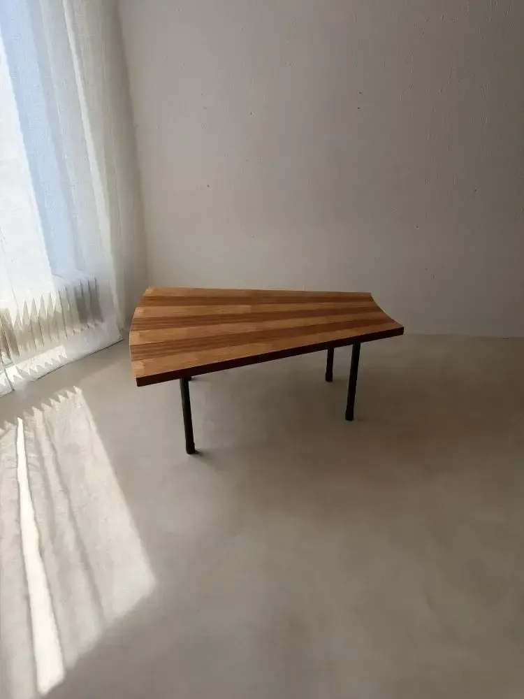 638.0 Waaiervormige salontafel met ingelegd hout, ca. jaren 1950 photo