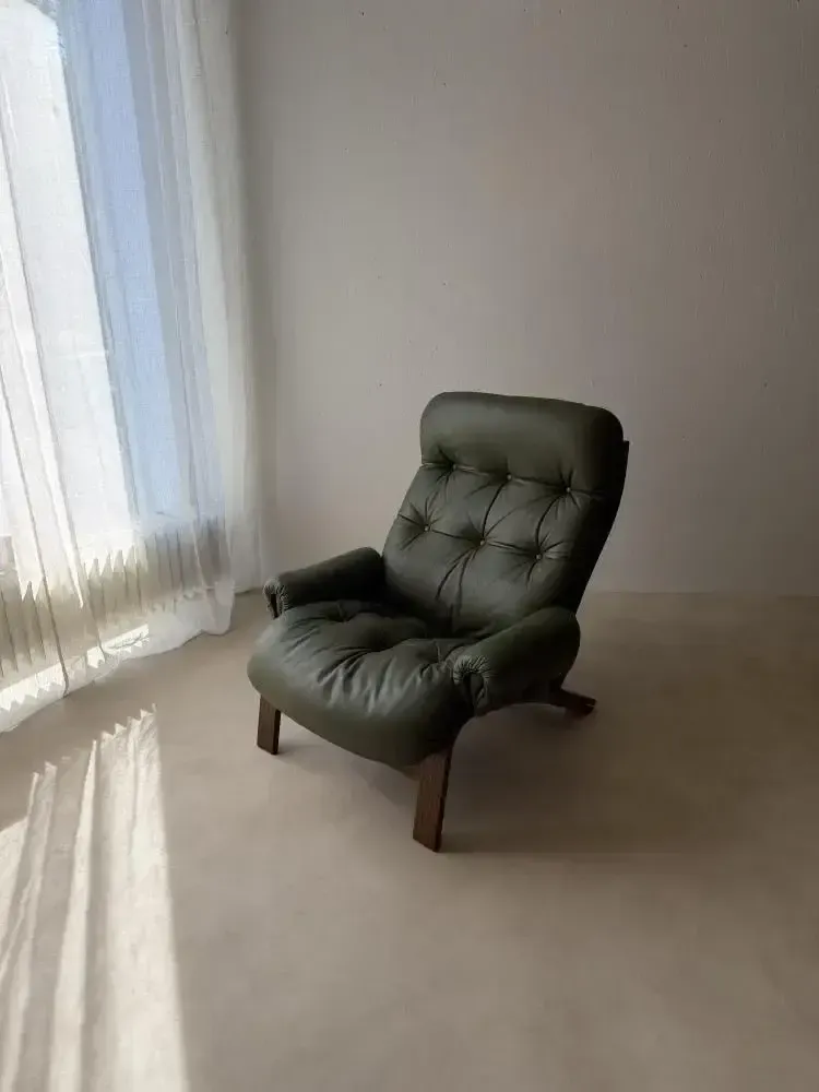 photo buy Rybo Rykken Fauteuil door Solheim in Groen Leer
