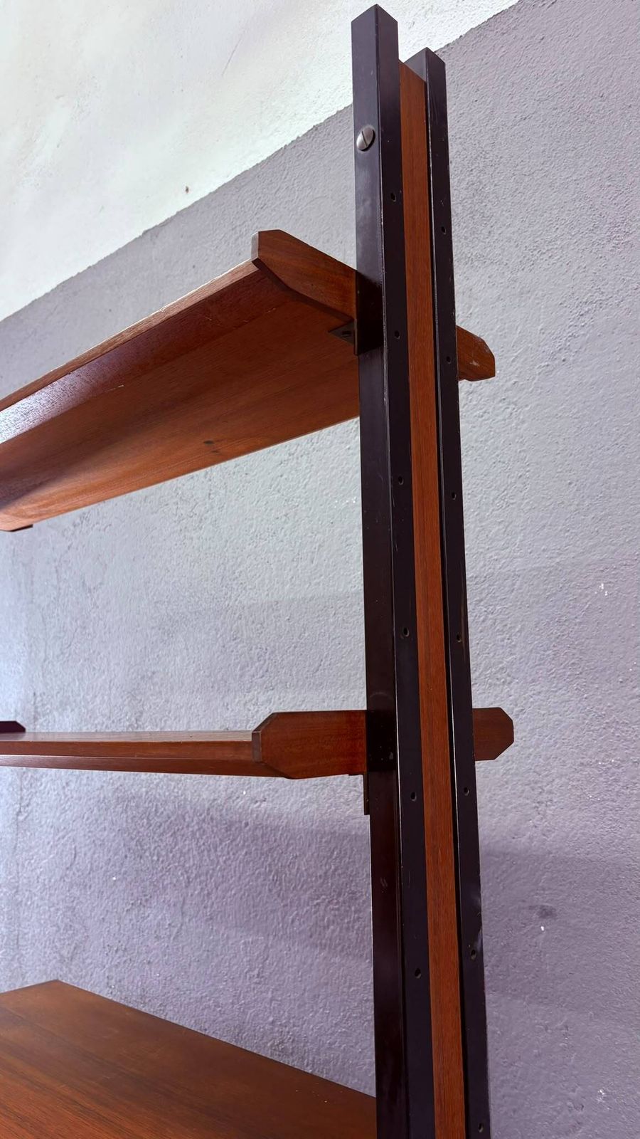 photo vintage Mid-Century Modern modulaire wandkast, fineer & zwart metalen kast, jaren 1960, Europa