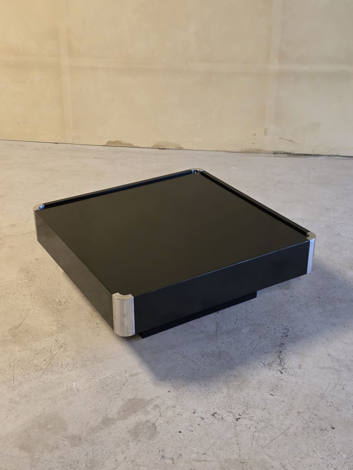 Table basse laquée noire avec détails en chrome, Italie, années 1970 photo furniture